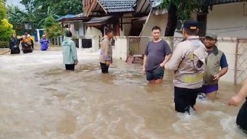 Tanggul Jebol, Banjir 60 Cm 'Terobos' Rumah Warga di Tangerang